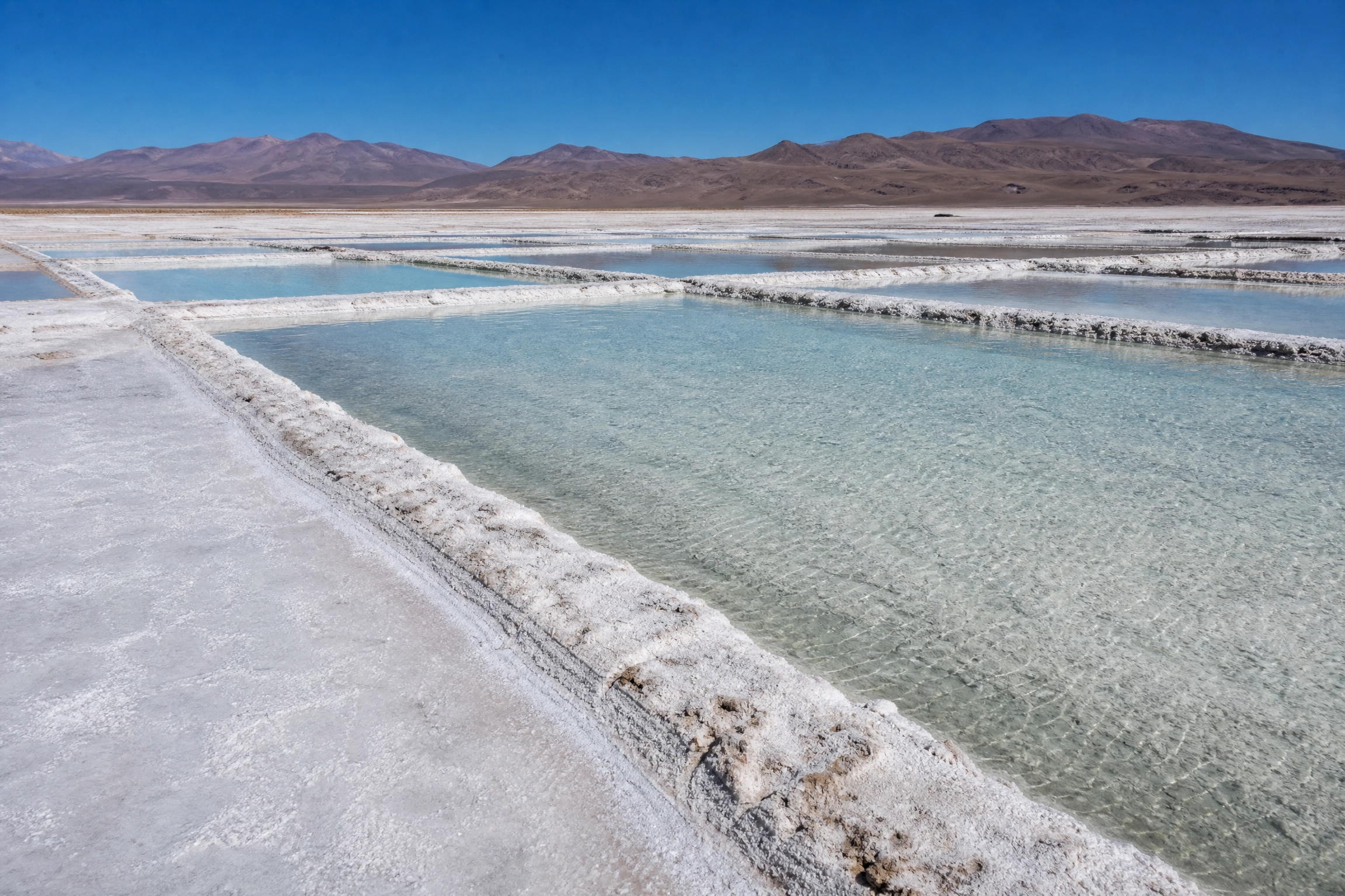 Pileta de cristalización de sal en Salinas Grandes