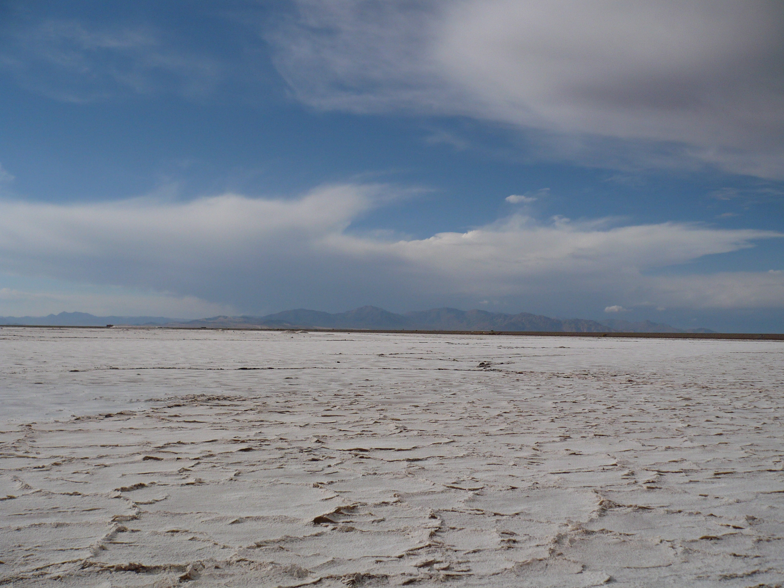 Planicie salina de Salinas Grandes bajo el cielo de la Puna